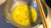 芝士蛋饼笋丁炒饭做法图解5)