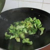 美美厨房之素炒西兰花做法图解6)