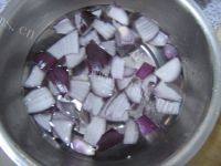 家常菜蒜薹炒香肠做法图解3)