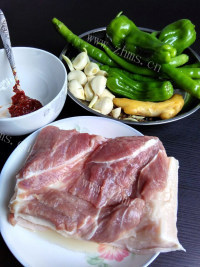 家常菜尖椒回锅肉做法图解1)