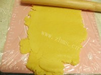 自制Kitty猫饼干做法图解7)