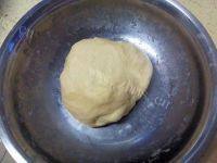 美味的香葱辫子面包做法图解3)