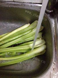 家常烧肉炒芹菜做法图解2)