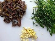 家常菜韭菜花炒鳝丝做法图解1)