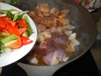 可口的干锅鱼腩豆腐做法图解9)