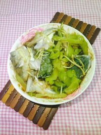 美味的榨菜蒸鱼头做法图解5)