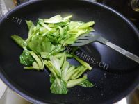 健康的油菜炒蟹味菇做法图解6)