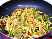 色香味俱全的茭白炒肉丝做法图解9)