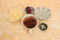 美味的雪蛤桃胶银耳羹做法图解1)