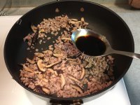 营养的麻油香菇肉粥做法图解8)
