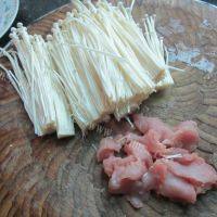 家常菜金针菇炒肉片做法图解2)
