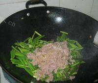 味道不错的蒜薹炒肉丝做法图解9)