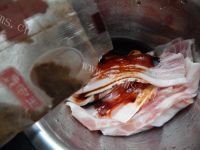 美味的茄汁五花肉藕卷做法图解7)