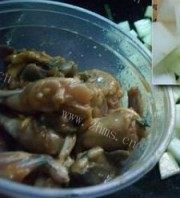 美味的冬瓜煮田鸡做法图解2)