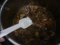 美味的茶树菇炖鸡汤做法图解18)