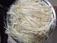美味的干煸金针菇做法图解1)
