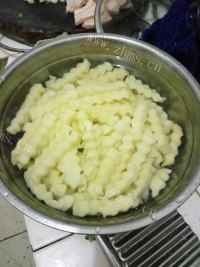美味的孜然土豆条做法图解2)