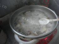 美味的茶树菇肉丸汤做法图解12)