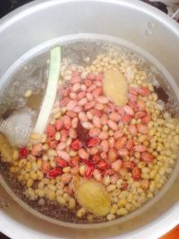 美味的花生黄豆莲藕炖猪蹄做法图解8)