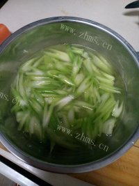 下酒菜芹菜拌花生米做法图解8)