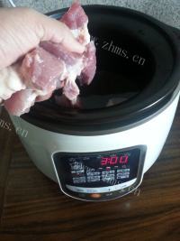 可口的三参肉汤做法图解3)