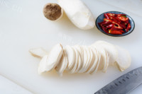 好吃干煸杏鲍菇腊肉做法图解2)