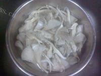 美味的平菇肉片汤做法图解1)