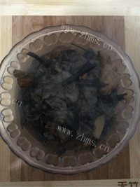 色泽鲜亮的鸡腿炖蘑菇做法图解8)