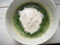 口感饱满的茴香蛋饼做法图解4)