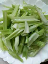 特下饭的芹菜炒肉做法图解1)