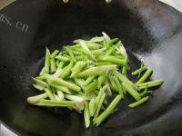 齿颊留香的芹菜炒豆干做法图解4)