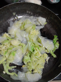 鲜美的白菜炒炸虾仁做法图解10)