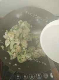 家常菜五花肉炒花菜做法图解4)