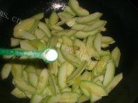 家常菜西葫芦炒虾仁做法图解4)