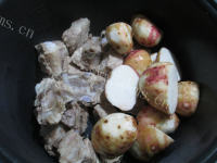 美味的豆结香芋焖排骨做法图解2)