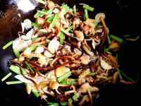 家常菜金针菇炒芹菜做法图解3)
