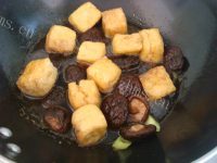 家常的香菇焖油豆腐油条的做法图解五