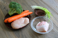 美味的鸡肉培根蔬菜粥做法图解1)