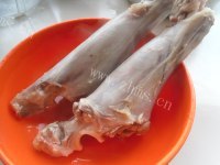 营养丰富的羊腿煲山药做法图解4)