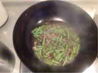 家常菜橄榄菜炒豆角做法图解6)