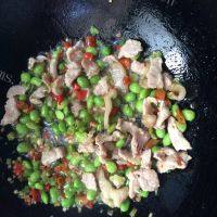 口感好的青豆炒肉做法图解10)
