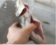 飘香的萝卜丝鲫鱼汤做法图解2)