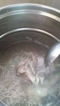 美味的猪骨粥做法图解4)