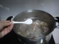 滋补的炖棒子骨做法图解6)