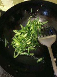 营养的青椒炒鸡蛋做法图解4)