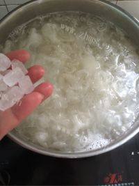 滋补的银耳雪梨枸杞汤做法图解4)