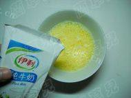 牛奶香蕉蒸蛋羹做法图解3)