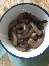 美味的蒜蓉虾做法图解3)