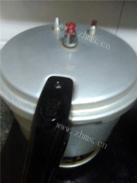 美味山楂银耳汤做法图解6)