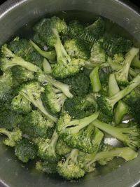 家常菜蒜香西兰花做法图解1)